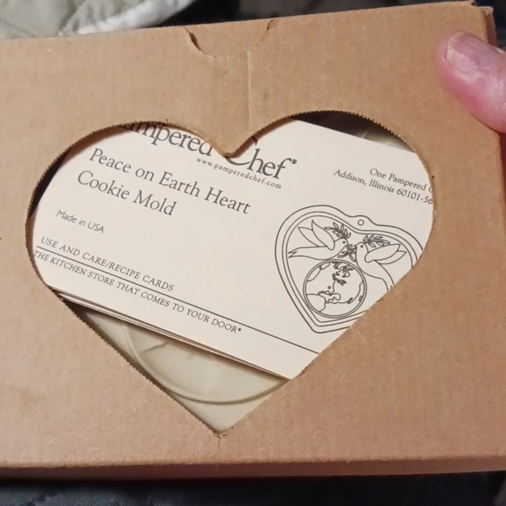 The Pampered Chef Prace on Earth Heart Cookie Mold